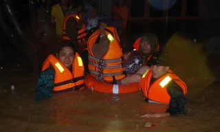 Bộ đội Biên phòng Quảng Trị đưa người dân di tản khỏi vùng ngập lụt trong đêm 17/10. Ảnh: BĐBP