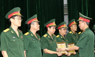 Lãnh đạo Học viện Kỹ thuật Quân sự trao thưởng cho các đơn vị có thành tích xuất sắc trong phong trào Thi đua Quyết thắng năm học 2017-2018