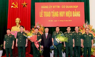 Trao Huy hiệu Đảng cho 2 Đại tướng Quân đội