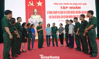 Giảng viên lớp tập huấn trao đổi với các học viên