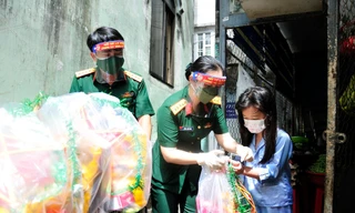 Hội viên Hội Phụ nữ Bộ tư lệnh TPHCM tặng đèn ông sao và quà trung thu cho một em nhỏ ở Quận 3, sáng 18/9. 