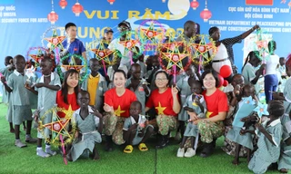 Bộ đội mũ nồi xanh Việt Nam mang Tết Trung thu đến trẻ em Abyei