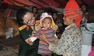 Chia sẻ khó khăn với người dân vùng mưa lũ