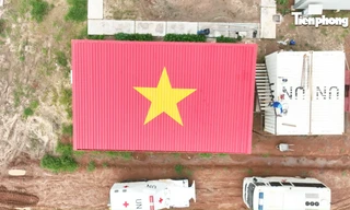 Công binh Việt Nam sơn cờ Tổ quốc gần 100m2 tại căn cứ Highway chào mừng Quốc khánh