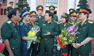 Đại tướng Phùng Quang Thanh trò chuyện với các Gương mặt trẻ tiêu biểu toàn quân năm 2011. Ảnh: Nguyễn Minh 