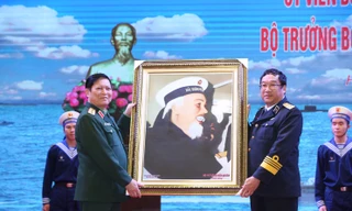 Lãnh đạo Quân chủng Hải quân trao tặng ảnh chân dung Chủ tịch Hồ Chí Minh cho Đại tướng Ngô Xuân Lịch. Ảnh: PV