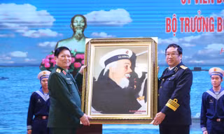 Lãnh đạo Quân chủng Hải quân trao tặng ảnh chân dung Chủ tịch Hồ Chí Minh cho Đại tướng Ngô Xuân Lịch. Ảnh: PV