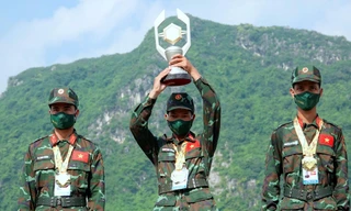 Chiến sĩ đội tuyển Việt Nam giơ cao Cúp Vàng cuộc thi Xạ thủ bắn tỉa, sáng 4/9. Ảnh: Nguyễn Minh