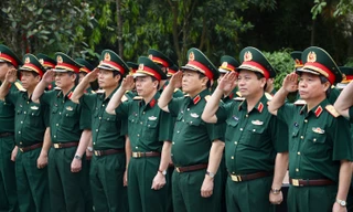 Đại tướng Ngô Xuân Lịch cùng các tướng lĩnh quân đội tưởng niệm các anh hùng liệt sĩ tại Bảo tàng Đường Hồ Chí Minh