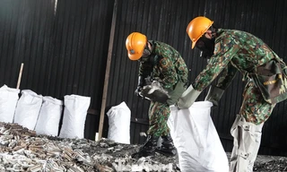 Bộ đội Hoá học thu gom bóng đèn compact tại hiện trường vụ cháy, sáng 12/9. Ảnh: Nguyễn Minh