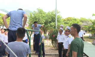 Tư lệnh Vùng 4 Hải quân tiếp sức tân binh sau tuần đầu nhập ngũ