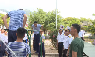 Tư lệnh Vùng 4 Hải quân tiếp sức tân binh sau tuần đầu nhập ngũ