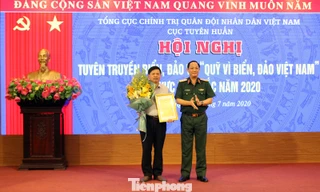 Thượng tướng Trần Quang Phương trao thưởng cho tác giả đạt giải Nhất Cuộc thi sáng tạo logo “Quỹ vì biển, đảo Việt Nam”.