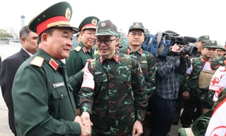 Người lính Việt Nam tới cứu giúp nhân dân Myanmar như cứu người thân