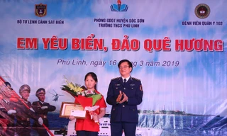 Lãnh đạo Bộ Tư lệnh Cảnh sát biển trao giải Nhất cho thí sinh xuất sắc nhất cuộc thi