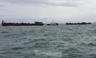 Lực lượng Hải quân và Biên phòng tiếp cận các xà lan từ vùng biển Campuchia về Việt Nam.