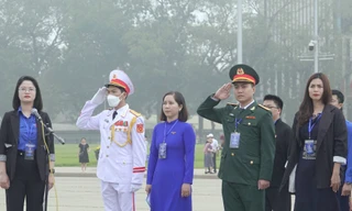 100 cán bộ Đoàn tiêu biểu toàn quốc báo công dâng Bác, tham quan nhà Quốc hội