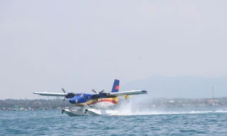 Thủy phi cơ DHC-6 Không quân Hải quân huấn luyện hạ cánh trên biển. Ảnh: Báo Hải quân