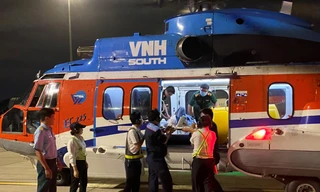 Các lực lượng của Quân đội đưa ngư dân Lê Văn Dũng đi cứu chữa sau khi hạ cánh xuống sân bay Tân Sơn Nhất 