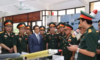 Phó thủ tướng Vũ Đức Đam cùng lãnh đạo Bộ Quốc phòng tham quan sản phẩm nghiên cứu khoa học tại Học viện Kỹ thuật Quân sự, tháng 9/2017