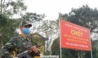 Học viên Học viện Biên phòng tăng cường lên biên giới đứng gác tại chốt kiểm tra phòng chống COVID-19 ở xã Hải Sơn, thành phố Móng Cái (Quảng Ninh). Ảnh: Nguyễn Minh 
