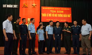 Ban tổ chức tọa đàm và các đại biểu trao đổi với chiến sĩ mới tại buổi tọa đàm, sáng 26/4