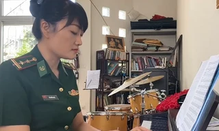 Nữ quân nhân Biên phòng tự đệm đàn hát ‘Lời ru nơi tuyến đầu’ đầy cảm xúc