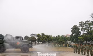 Tiểu đoàn 905, Binh chủng Hóa học luyện tập phương án sử dụng giàn phun khử trùng cải tiến trên xe ARS-14 để tham gia dập dịch tại các ổ dịch COVID-19 trong cộng đồng. Ảnh: Nguyễn Minh