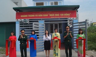 Đại diện Tổng Công ty Đông Bắc, Công ty CP Vận tải và Chế biến than Đông Bắc và địa phương cắt băng khánh thành Ngôi nhà 100 đồng tặng gia đình anh Dũng 