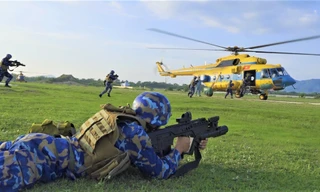 Hải quân đánh bộ thục luyện đổ bộ đường không tại Cam Ranh