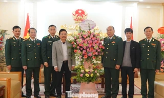 Đoàn đại biểu Báo Tiền Phong chúc mừng Bộ Tư lệnh Bộ đội Biên phòng, sáng 22/12