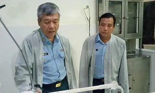 Lãnh đạo Quân chủng Phòng không- Không quân đến thăm hỏi, nắm tình hình sức khỏe Anh hùng phi công Nguyễn Văn Bảy tại Bệnh viên Quân y 175, ngày 19/9. Ảnh: PK-KQ