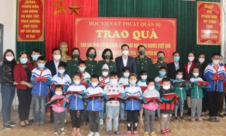 Tiếp sức học sinh nghèo vượt khó