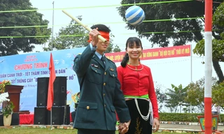 Chiến sĩ tên lửa và đoàn viên tỉnh Hòa Bình vui Xuân canh trời 