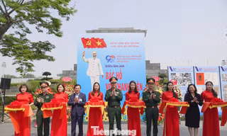 Lãnh đạo các đơn vị cắt băng khai mạc triển lãm, chiều 23/3