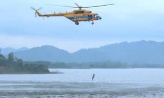 Trực thăng quân sự hợp luyện tìm kiếm cứu nạn tại hồ Đồng Mô