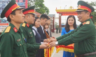 Thiếu tướng Vũ Bá Trung, Phó Chính ủy Tổng cục Hậu cần tặng Cờ lưu niệm cho đại diện các đơn vị tham gia giao lưu 