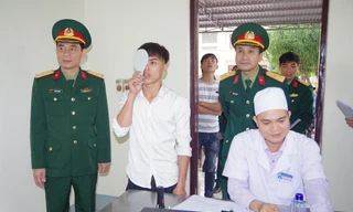 Đại tá Trần Văn Hùng, Chỉ huy trưởng Bộ CHQS tỉnh Nghệ An kiểm tra khám tuyển sức khỏe nghĩa vụ quân sự năm 2019 tại huyện Nghi Lộc