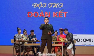 Đội thi Đoàn kết của học viên Lào trong phần thi chào hỏi