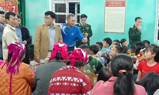 Chiến sĩ quân hàm xanh đón Tết cùng dân bản