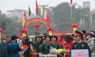Thanh niên quận Bắc Từ Liêm (Hà Nội) bước qua Cổng vinh quang lên đường nhập ngũ, sáng 11/2