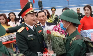 Tư lệnh Bộ Tư lệnh Thủ đô Hà Nội Nguyễn Quốc Duyệt tiễn tân binh lên đường nhập ngũ năm 2020. Ảnh: Nguyễn Minh