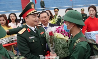 Tư lệnh Bộ Tư lệnh Thủ đô Hà Nội Nguyễn Quốc Duyệt tiễn tân binh lên đường nhập ngũ năm 2020. Ảnh: Nguyễn Minh