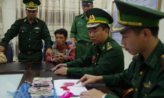 Cán bộ Đồn Biên phòng Bản Lầu kiểm đếm số ma túy bị bắt giữ