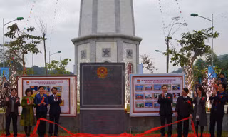 Các đại biểu cắt băng khánh thành công trình Cột cờ Lũng Pô