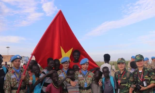 Trung úy Sa Minh Ngọc (người mặc quân phục thứ 3 từ trái sang) cùng đồng đội và các em nhỏ người Nam Sudan