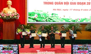 Đại tướng Ngô Xuân Lịch trao tặng Bằng khen cho các tập thể điển hình trong phong trào thi đua "Dân vận khéo", xây dựng "Đơn vị dân vận tốt", sáng 17/9