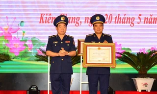 Lập nhiều chiến công, Bộ Tư lệnh Vùng Cảnh sát biển 4 và Tư lệnh Trần Văn Lượng được vinh danh