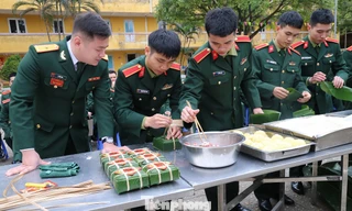 Các đội thi thực hành gói bánh chưng, sáng mùng 3 Tết