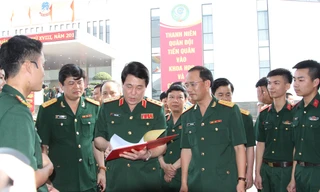 Thượng tướng Lương Cường, Chủ nhiệm Tổng cục Chính trị QĐND Việt Nam và các đại biểu tham quan khu trưng bày của Trường Sĩ quan Chính trị tại lễ tổng kết, trao giải thưởng sáng 18/5